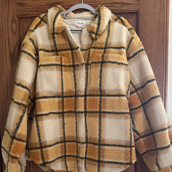 Bandier x Sincerely Jules, Women Aspen Sherpa Jacket in Amber Plaid Shac… - Picture 4 of 7